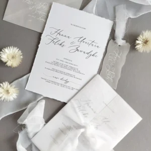 minimalistyczne zaproszenia ślubne białe z kopertą i wstążką