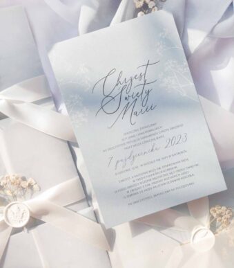 Scarlett Baby – Zaproszenie na chrzest, kaligrafia, niebieski i biały kolor